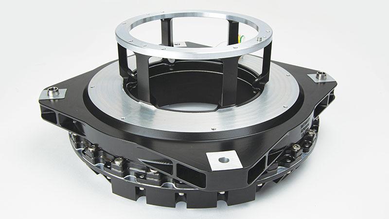 Motorized platform of radars embedded on aircrafts