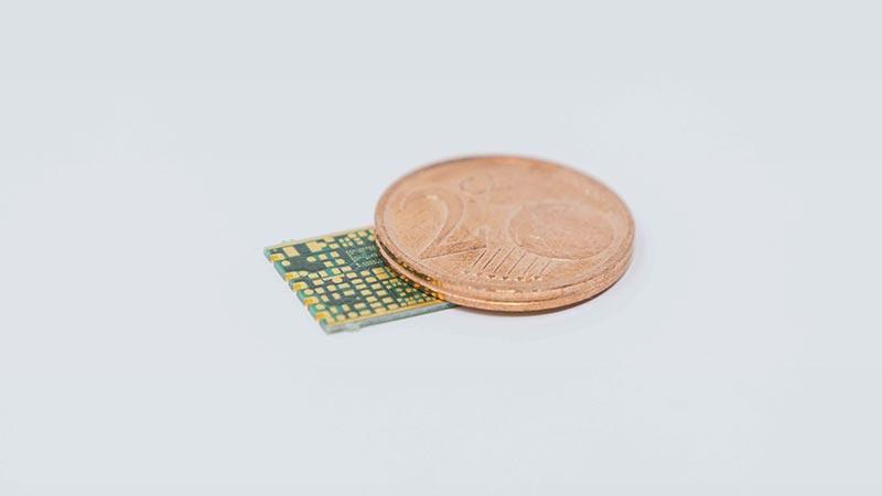 Miniaturized implantable electronic card